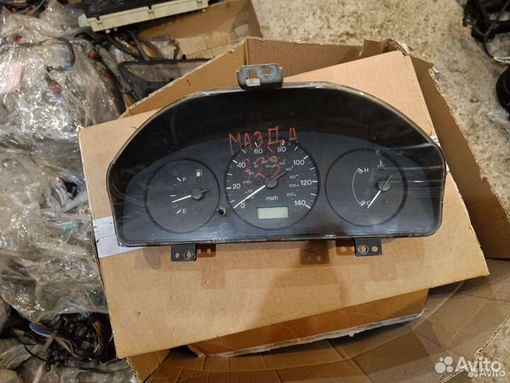 Панель приборов (щиток) Mazda 323