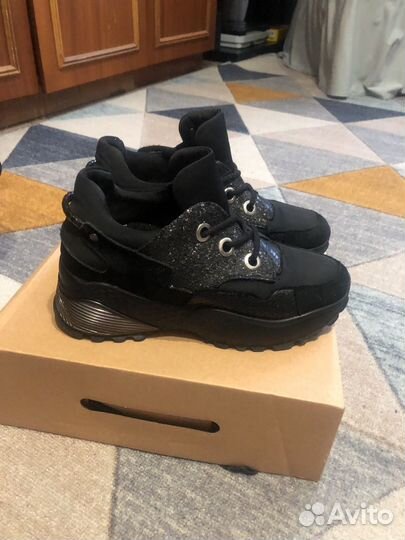 Кроссовки женские