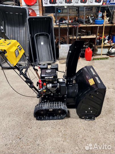 Снегоуборщик бензиновый гусеничный