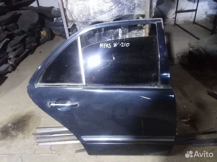 Задняя правая дверь Mercedes Benz W210
