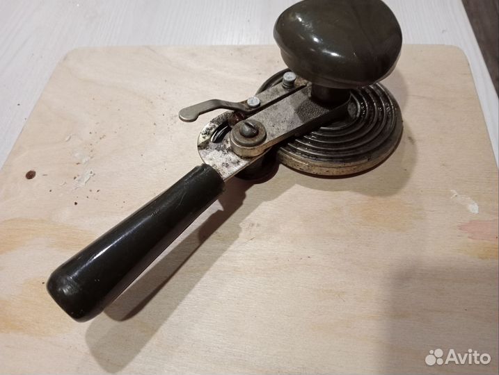 Машинка для закатки жестяных банок