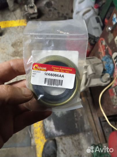 Сальник Crown 5066066AA