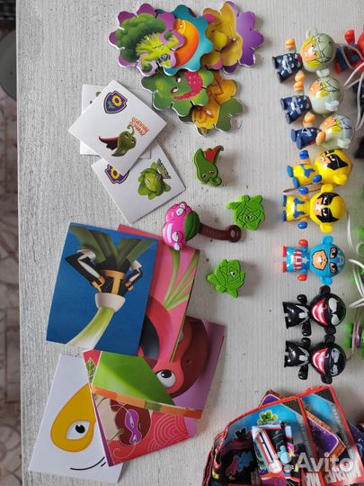 Киндер игрушки, наклейки и фишки лента