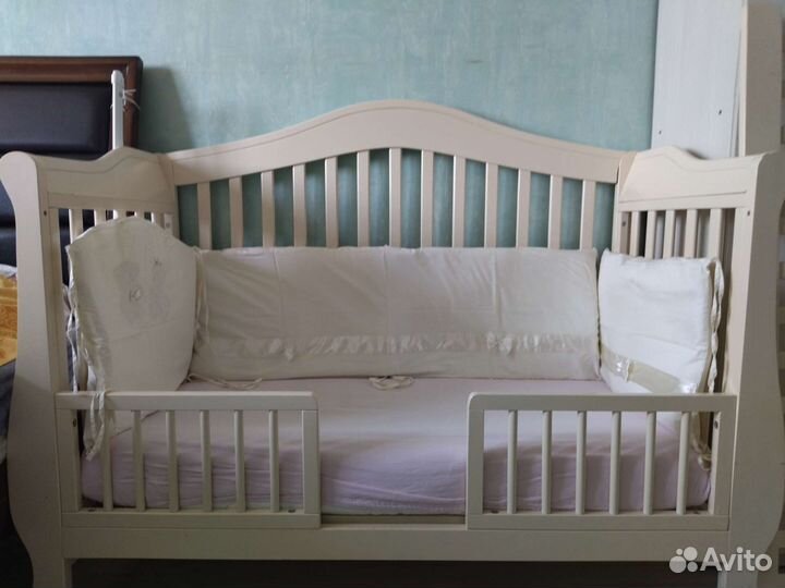 Детская кроватка и пеленальный комод