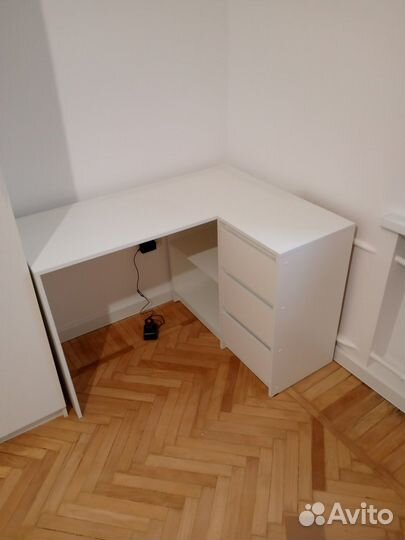 Угловой письменный стол с ящиками