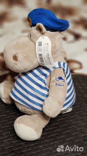 Игрушка бегемот десантник