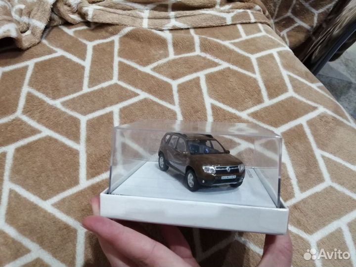 Машина модель Renault Duster коричневая