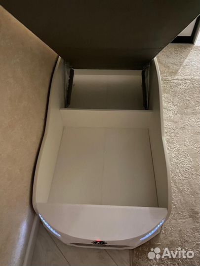 Детская кровать машина