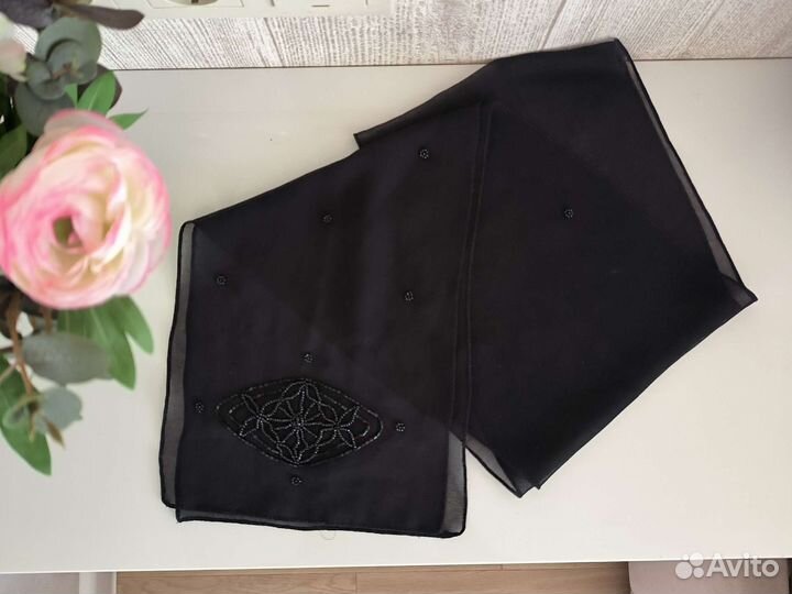 Платок чёрный украшенный бисером