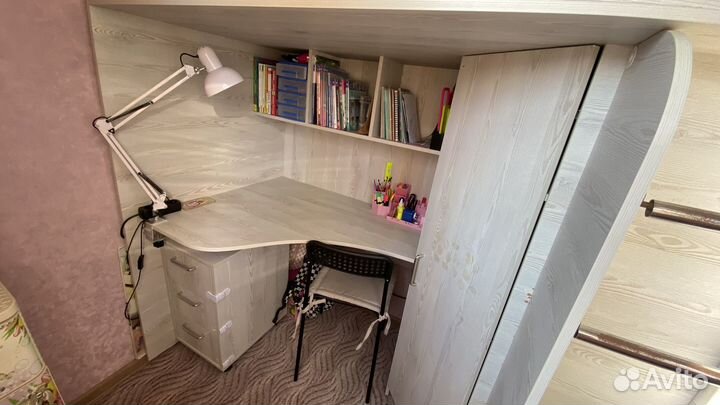Детская кровать чердак со столом и шкафом б/у
