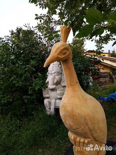 Садовая скульптура из дерева. Павлин