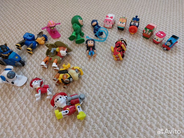 Герои в масках, роботы поезда и щенячий патруль