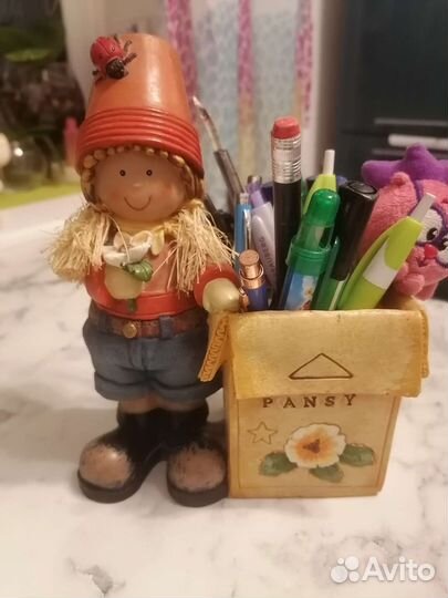 Декоративные фигурки, подставка для карандашей