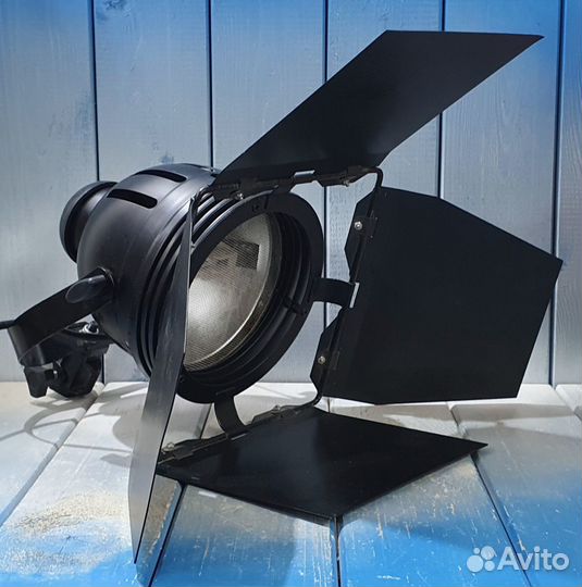 Прожектор (осветитель) галогенный студийный