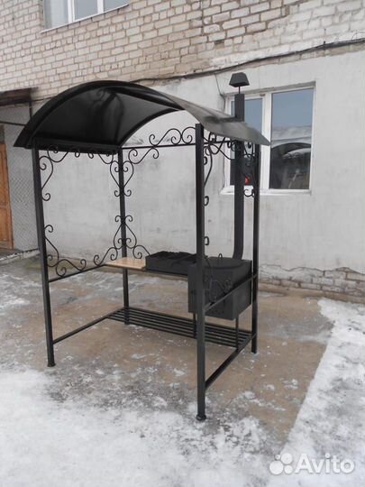 Мангальная зона под крышей