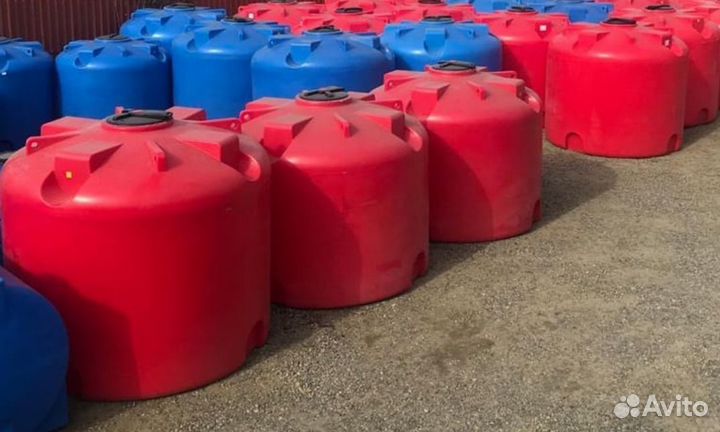 Пластиковая емкость для воды