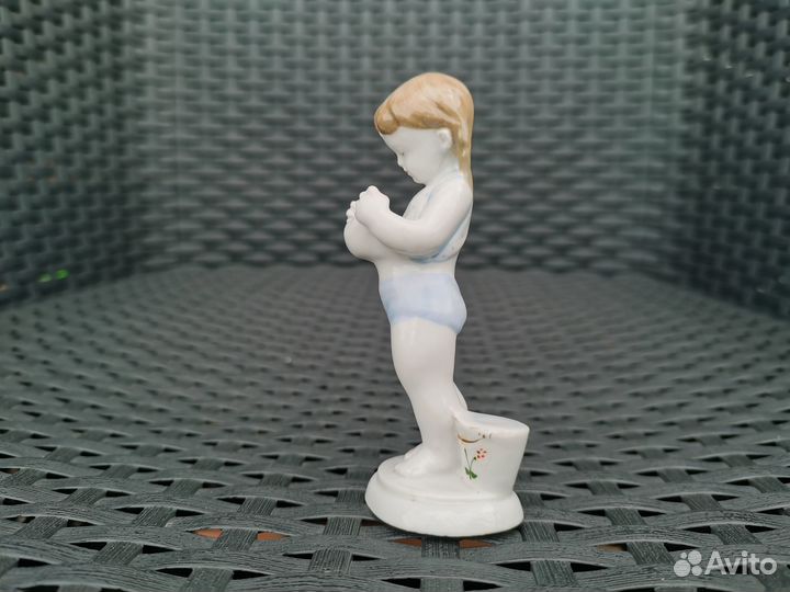 Фигурка девочка с рыбкой лфз СССР редкость