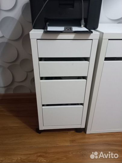 Письменный стол и тумбочка к нему