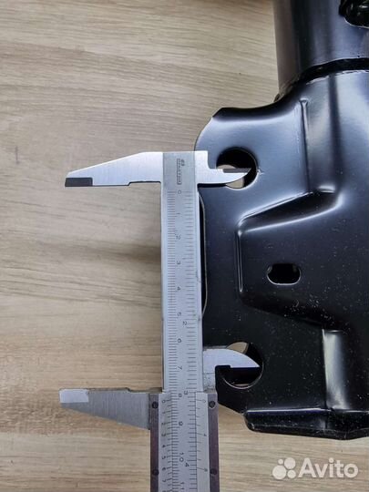 Амортизатор передний левый правый Toyota Camry V70