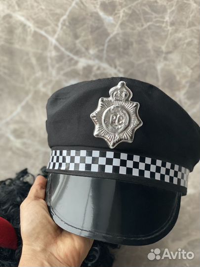 Фуражка полицейского и парик чертика