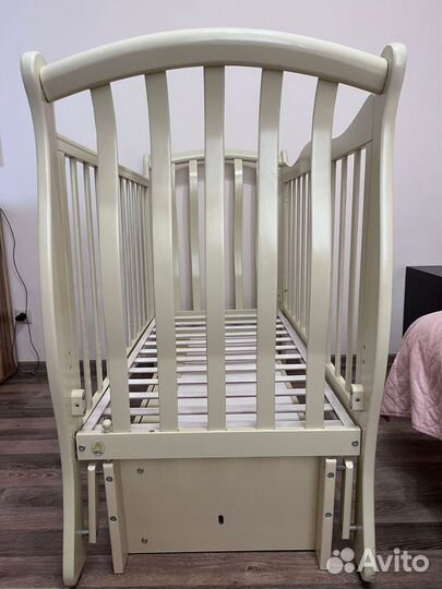 Детская кроватка с маятником и ящиком