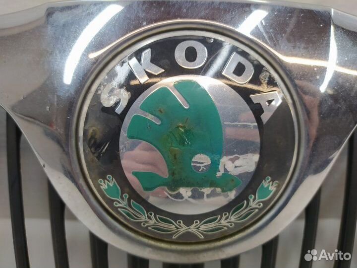 Б/У Решетка радиатора Европа. Дефект эмблемы