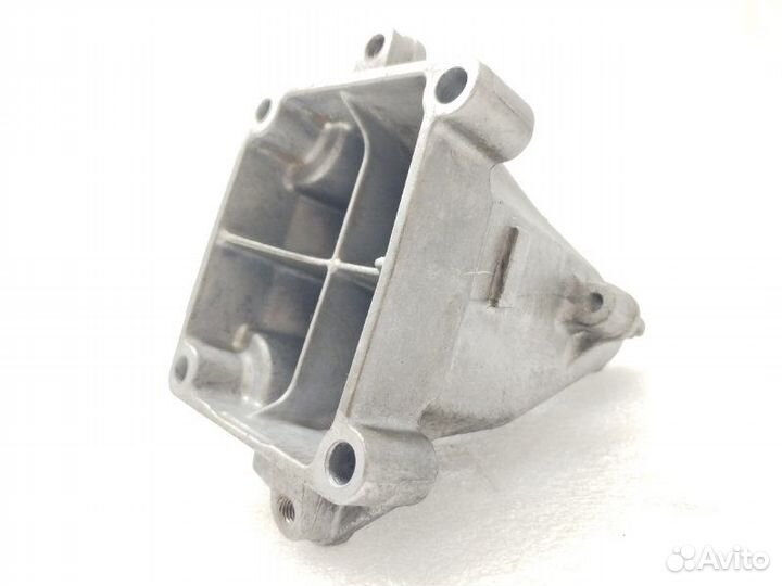 Кронштейн двигателя левый Mercedes-Benz C-Class