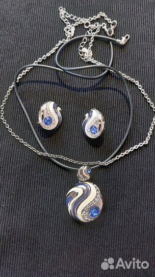 Комплект серьги и подвеска на цепочке и шнурке