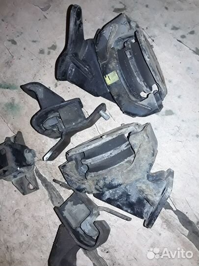 Mitsubishi pajero 4 подушка опора двигателя