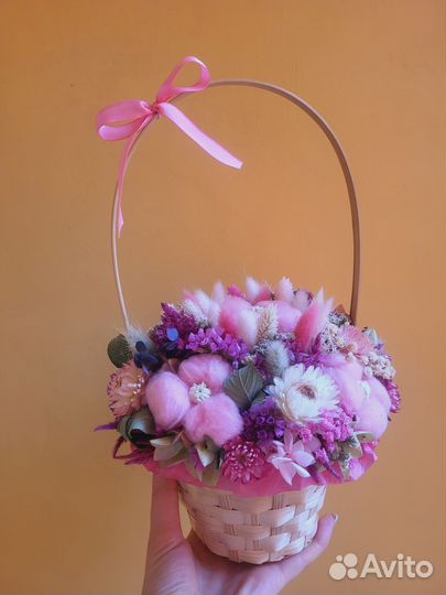 Букет из сухоцветов в корзинке