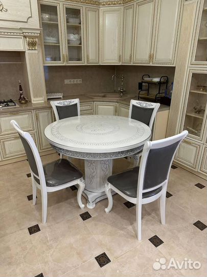 Кухонный стол и стулья новые