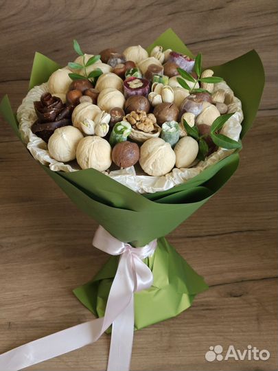 Букет из орехов и сухофруктов