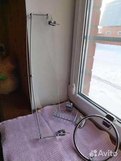 Полка стеклянная в ванную