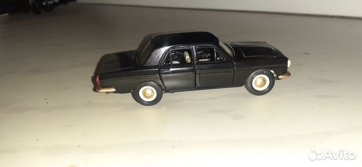 Волга газ 24 чёрная В золоте