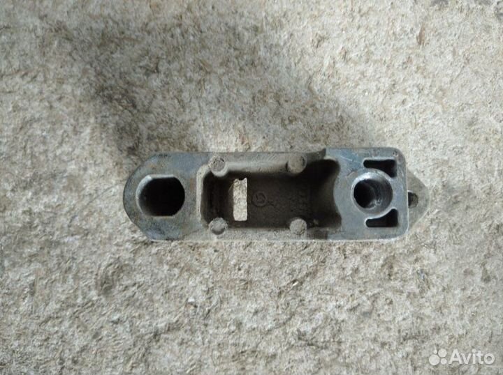 Кронштейн опоры двигателя Renault Symbol 1998-2008