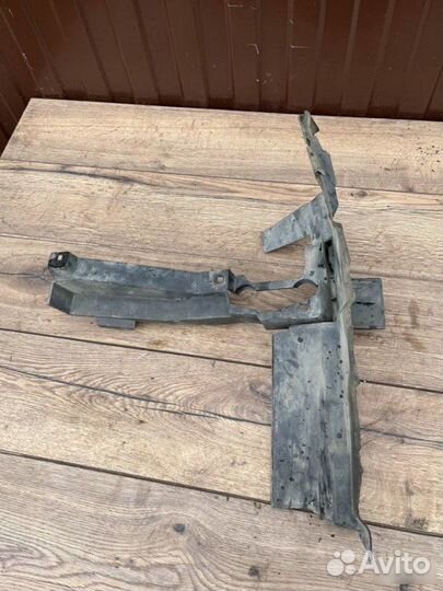 Пыльник радиатора Land Rover Vogue 3 4.4