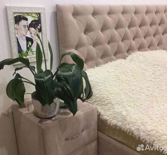 Кровать с молдингом