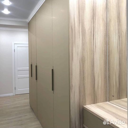 Шкаф в прихожую под потолок