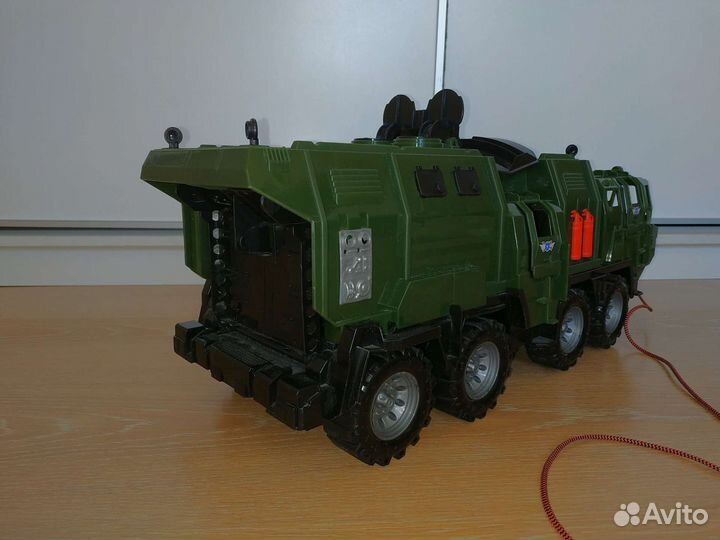 Большой военный тягач