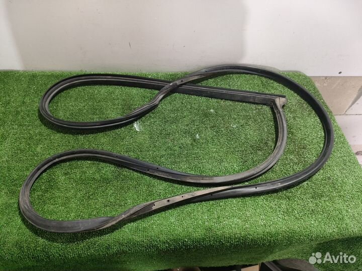 Уплотнитель двери задний правый Toyota Corolla X