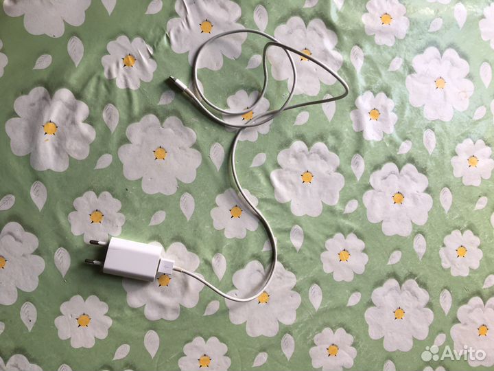 Зарядка на iPhone и наушники ориг