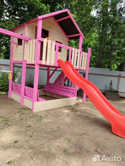 Детский деревянный домик на сваях