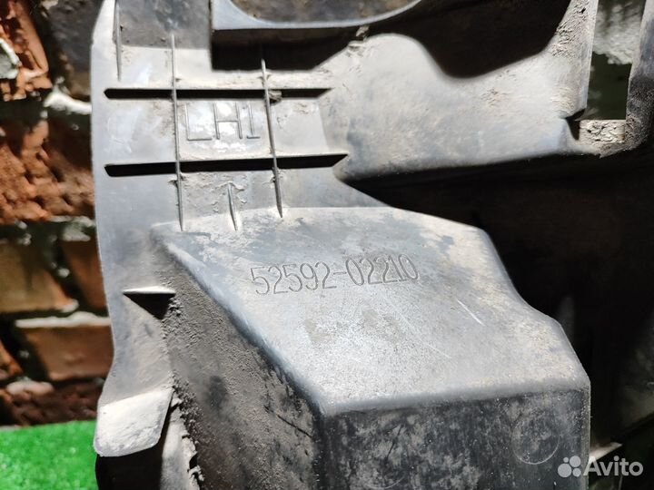 Пыльник заднего бампера левый Toyota Auris E150