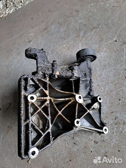 Кронштейн генератора на Mercedes W203