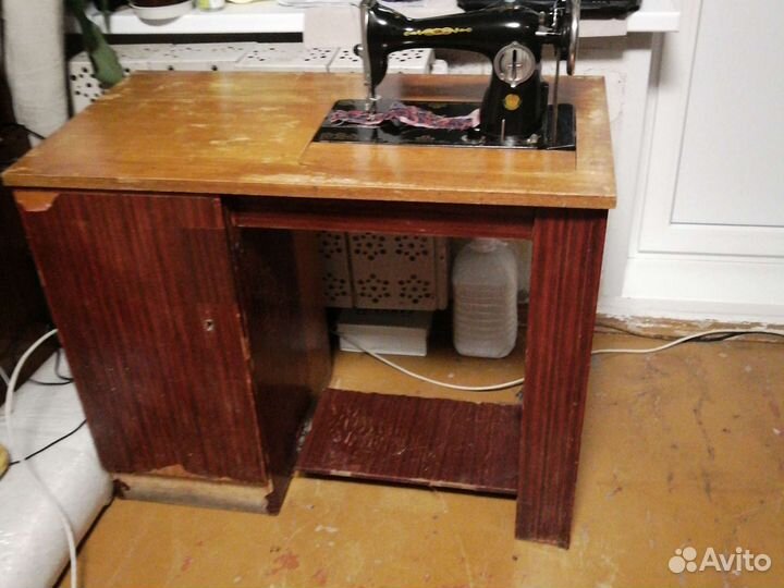 Швейная машинка с ножным приводом