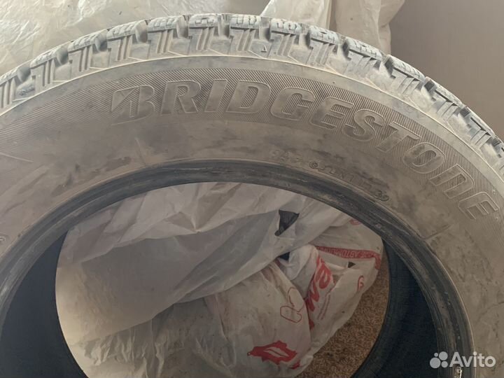 Bridgestone Blizzak Spike-01 215/60 R16
