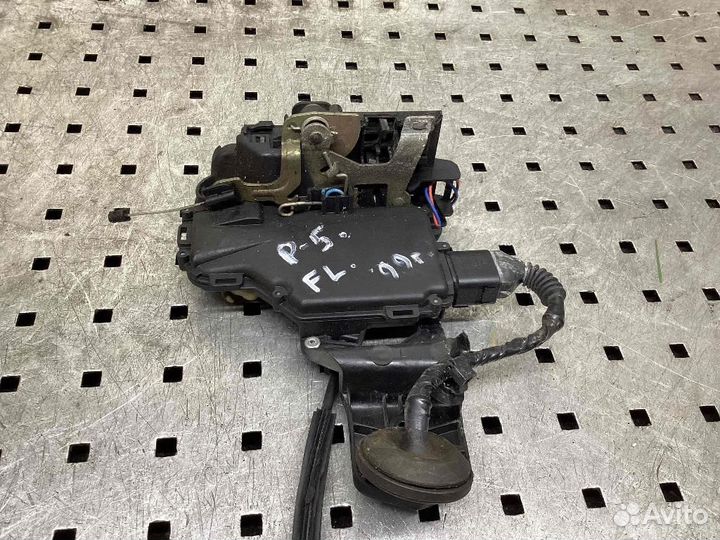 Замок двери передней левой Volkswagen Passat