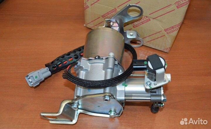 Компрессор пневмоподвески на Toyota Land Cruiser