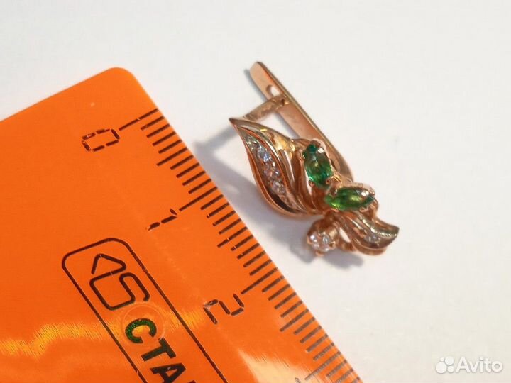 Серьги с камнями золотые