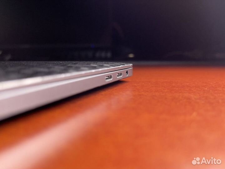 Macbook pro 15 2017 16GB\512SSD touch bar